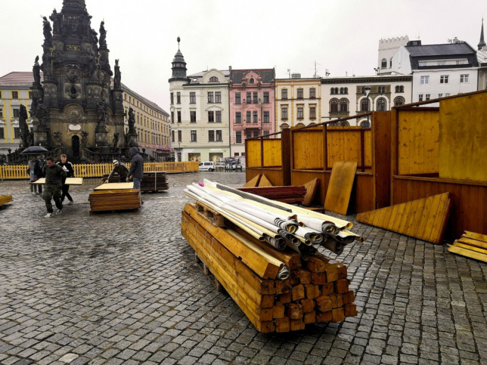 Olomoucké centrum už se chystá na Vánoční trhy