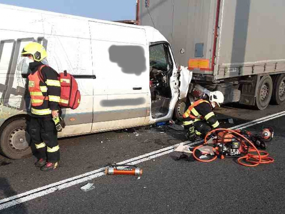Vážná nehoda na dálnici: Srazil se kamion s dodávkou