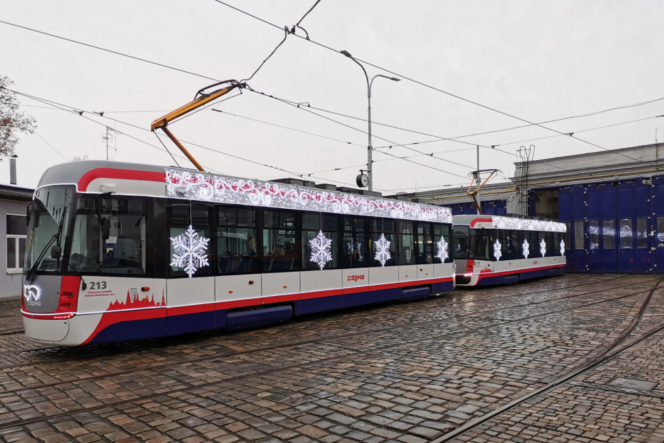 Do ulic Olomouce vyrazila vánoční tramvaj
