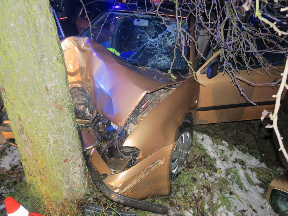 Tragédie u Přestavlk: Řidič nepřežil náraz do stromu