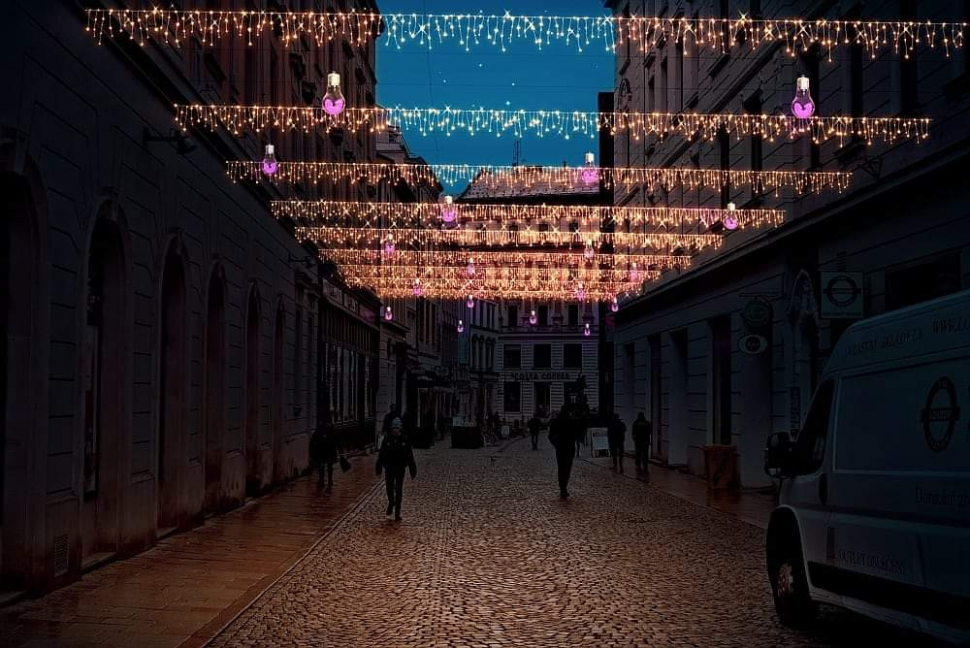 Větrníky v centru Olomouce vystřídalo vánoční osvětlení