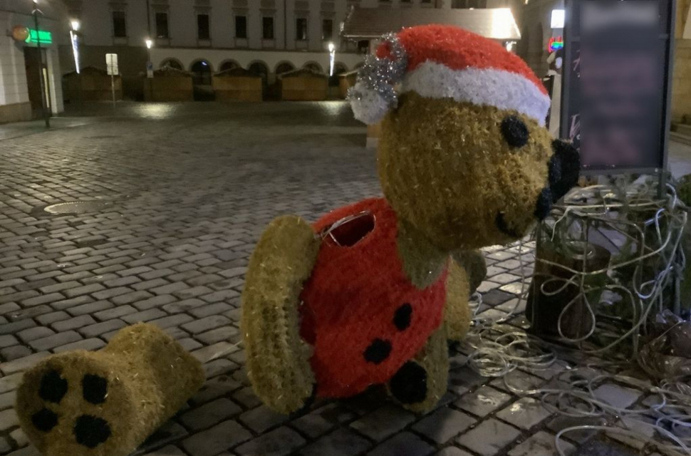 Vánočního medvěda u kavárny na Dolním náměstí zřídili vandalové