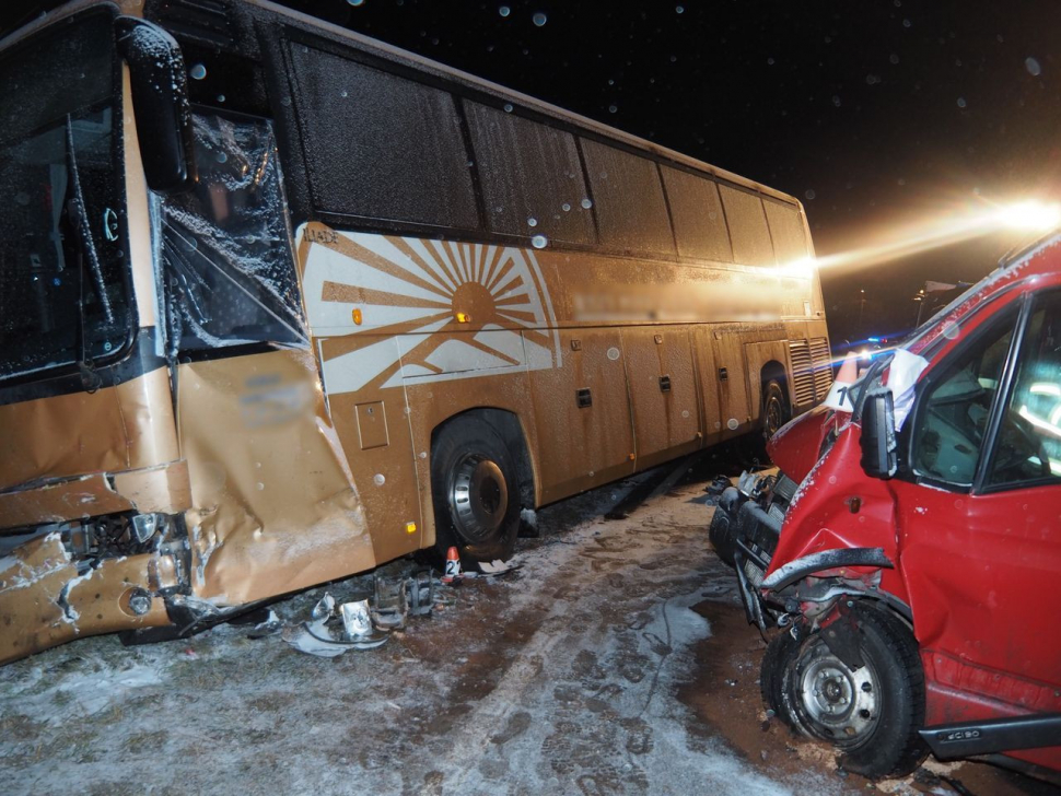 U Bohdíkova se srazil autobus s dodávkou