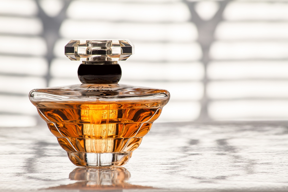 Muž si nakradl parfémy za 16 tisíc korun
