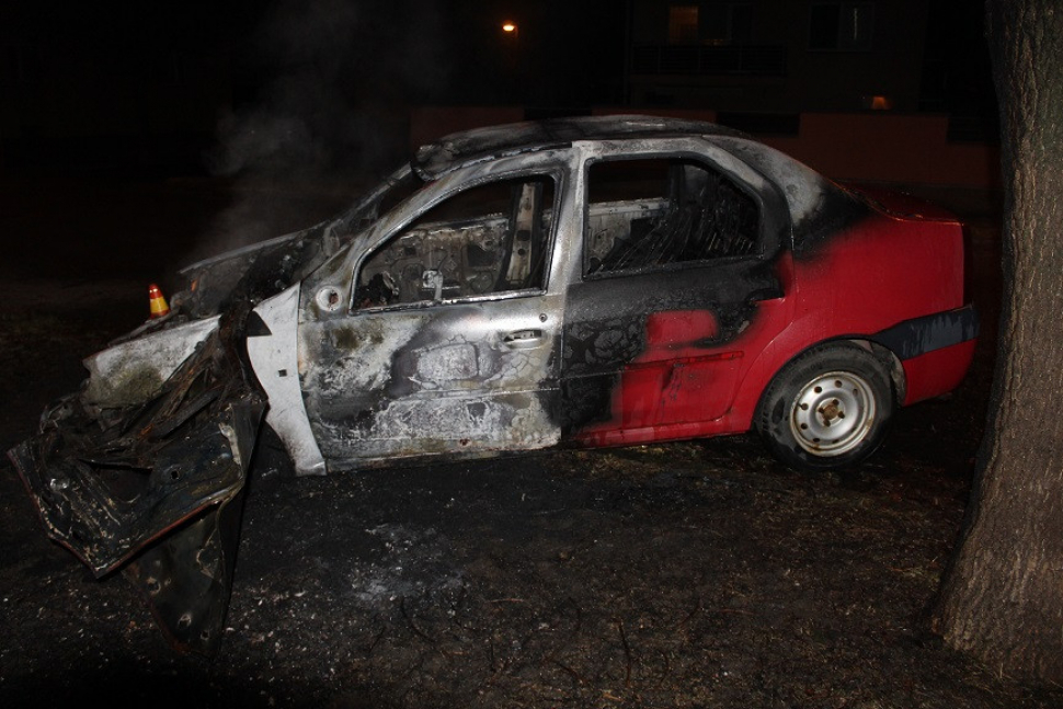 Opilý mladík v Olomouci boural do stromu, auto začalo hořet