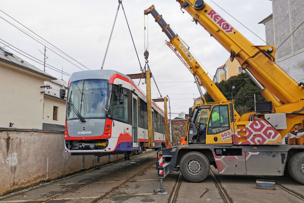 Do Olomouce dorazila nová tramvaj. Takto příjezd vypadal