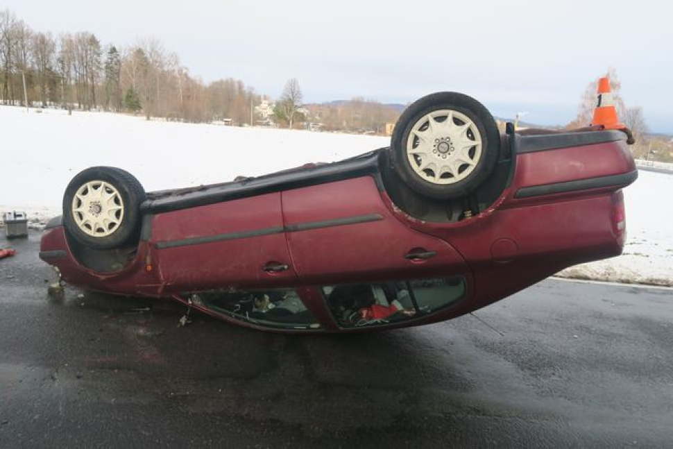 Auto u Zlatých Hor skončilo na střeše