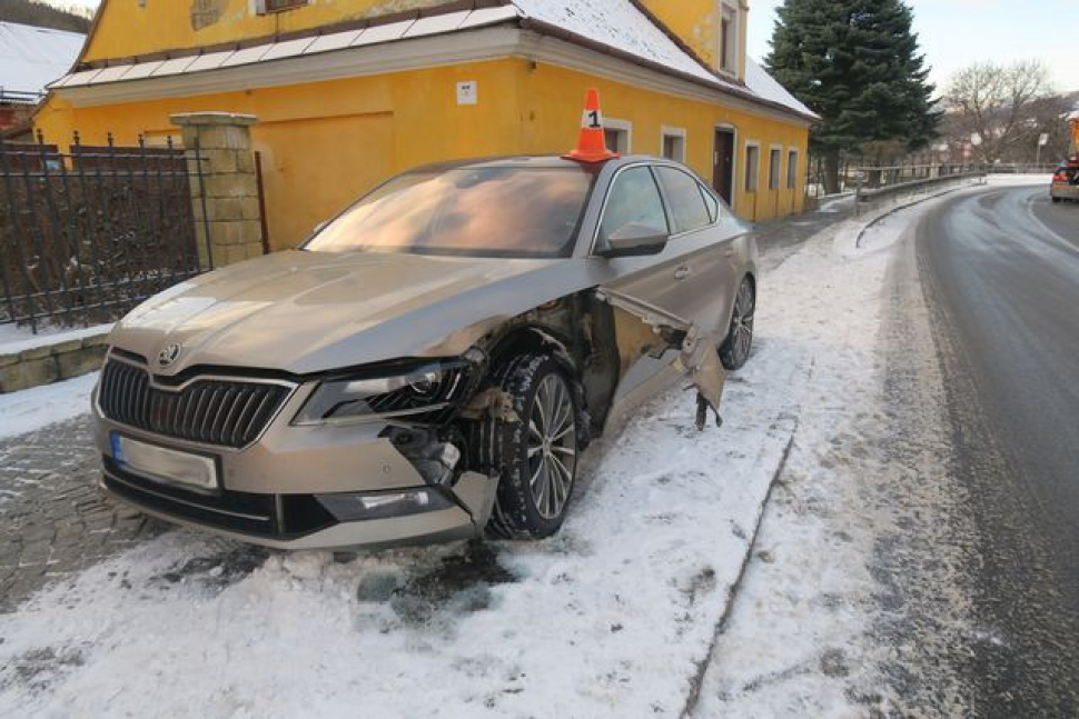Řidič boural v České Vsi, na autě měl letní pneumatiky