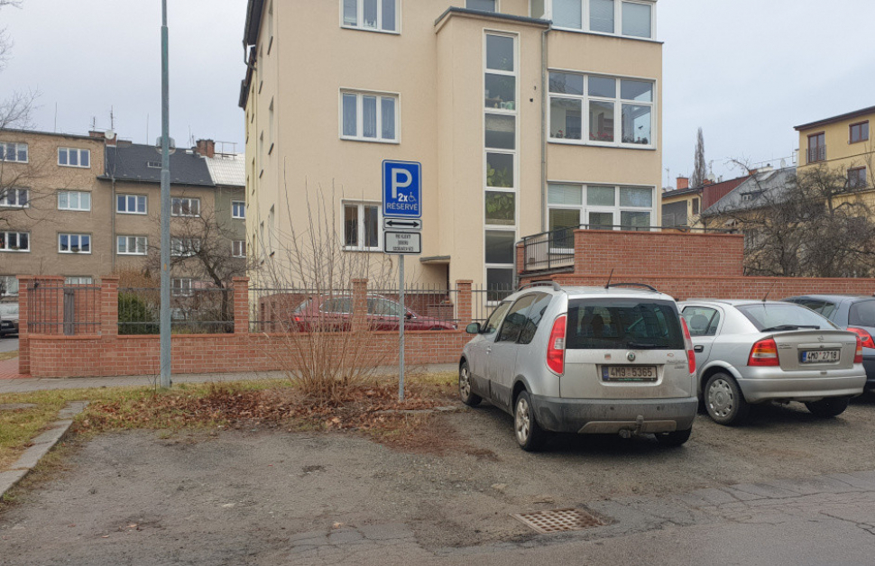 Klienti úřadu ve Štursově mají vyhrazené parkování