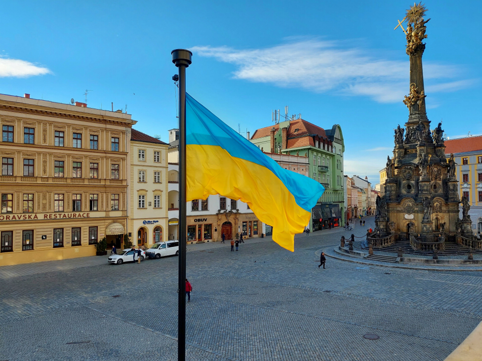 Před olomouckou radnicí vlaje ukrajinská vlajka