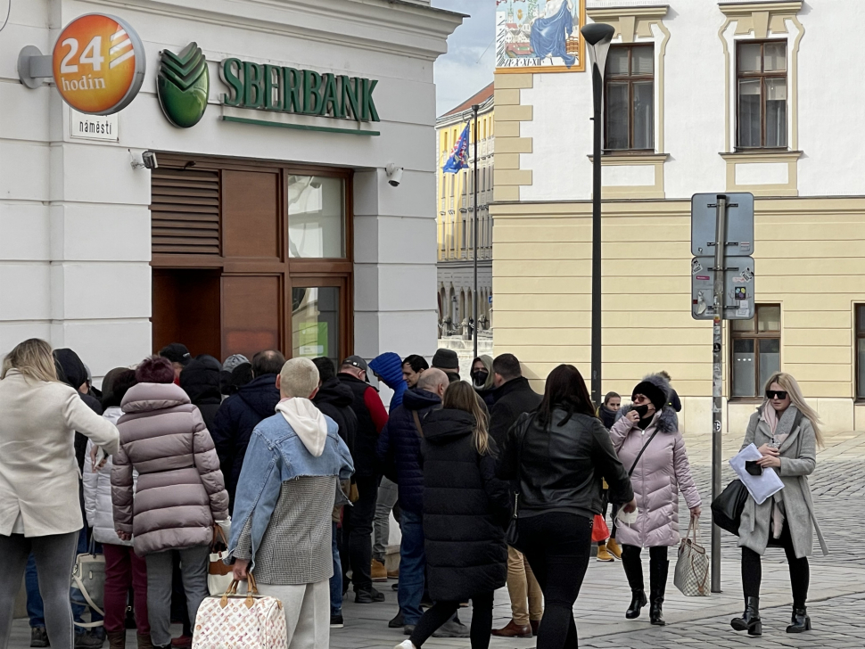 Před olomouckou pobočkou ruské banky Sberbank stojí davy lidí