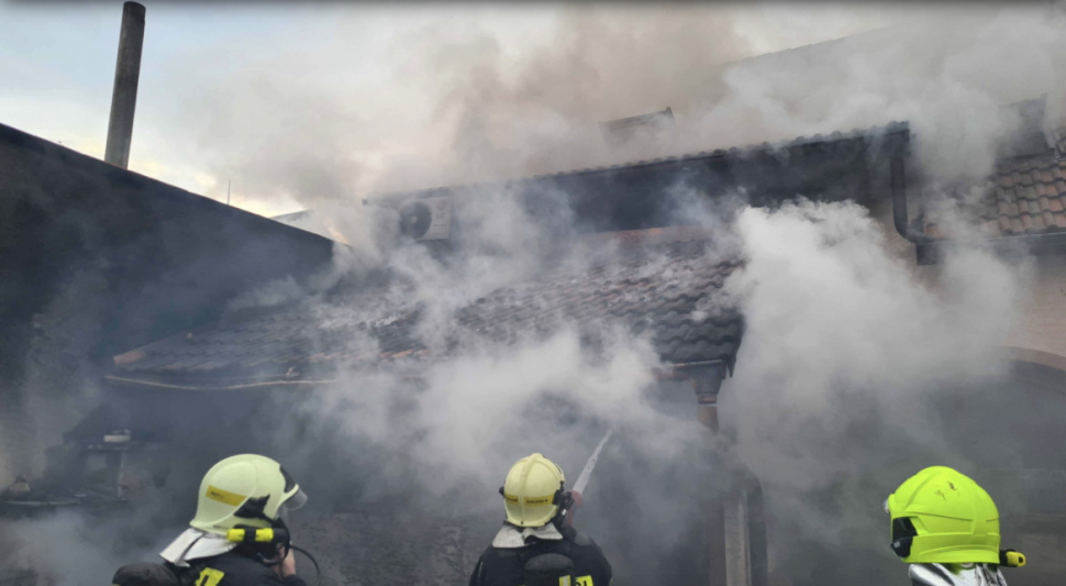 Hasiči ve Slatinicích zasahují u požáru přístavby rodinného domu