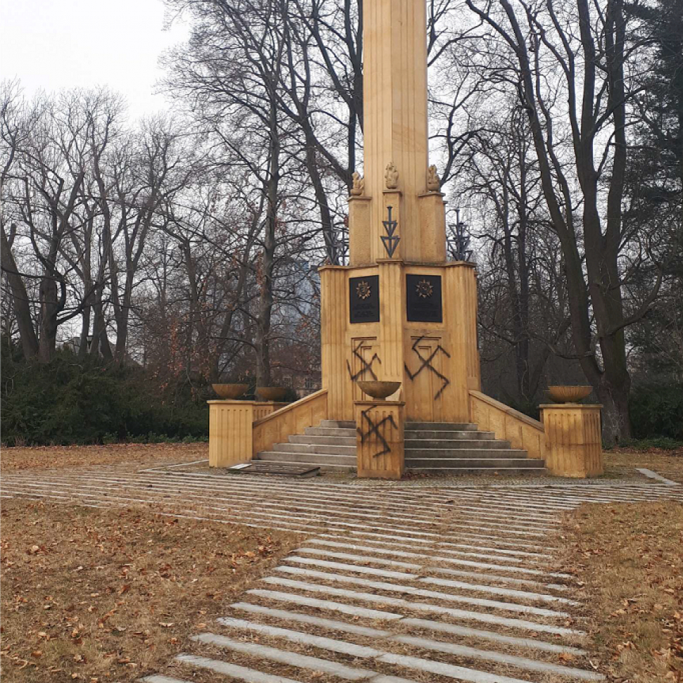 Neznámý vandal počmáral památník Rudé armády hákovými kříži