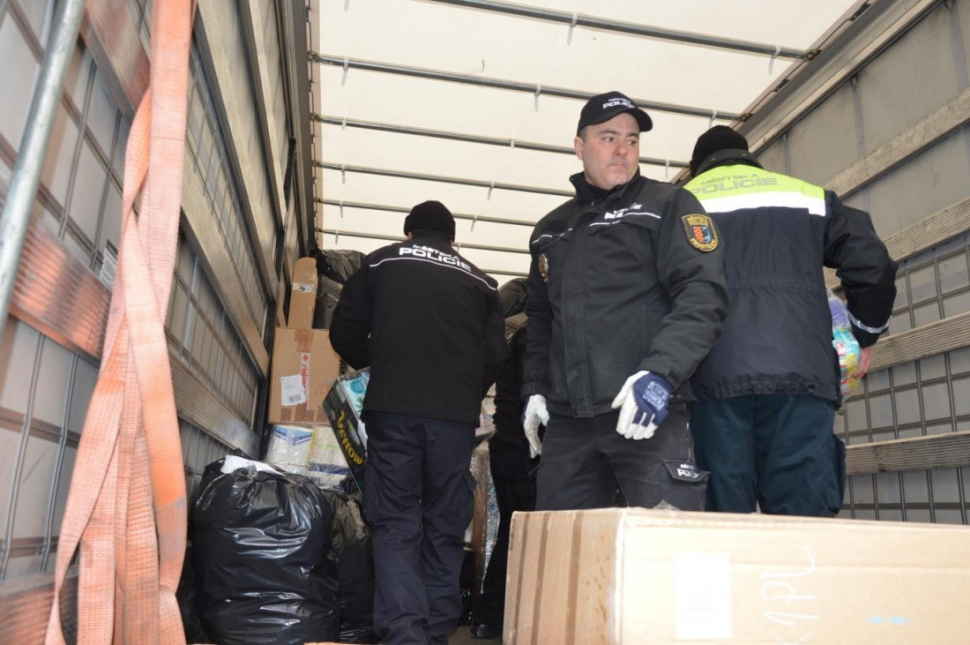 Prostějovští strážnici pomáhali nakládat humanitární pomoc
