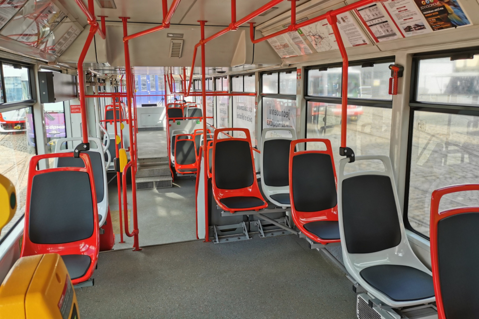 První tramvaj v Olomouci dostala nové plastové sedačky