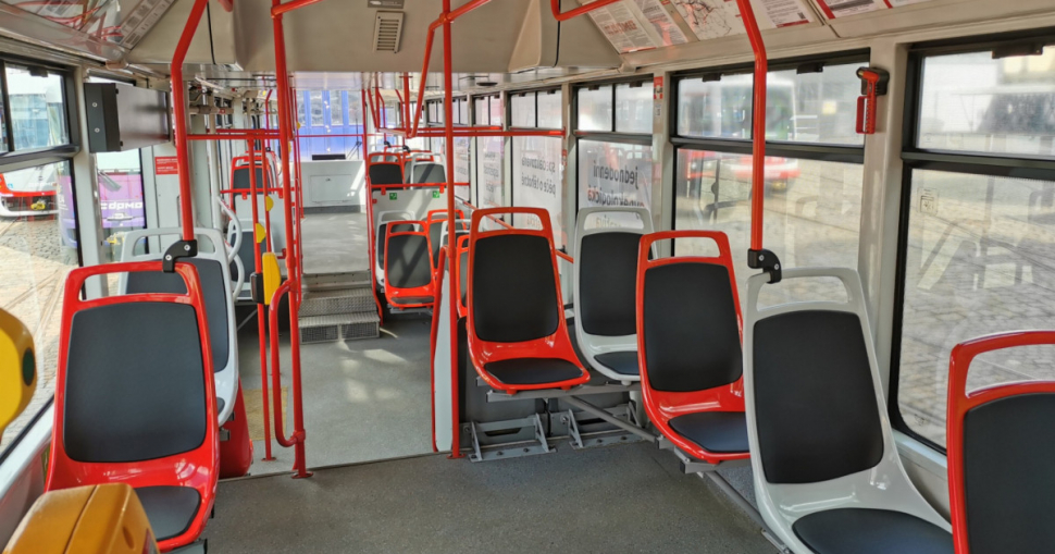 Do olomouckých tramvají se vracejí plastové sedačky
