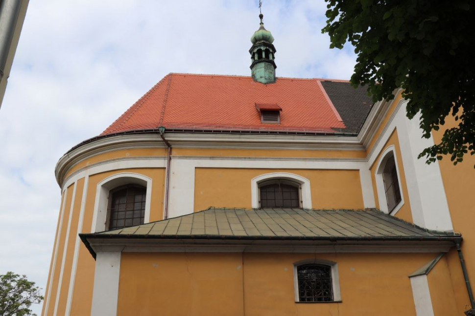 Oprava střechy farního kostela je v polovině