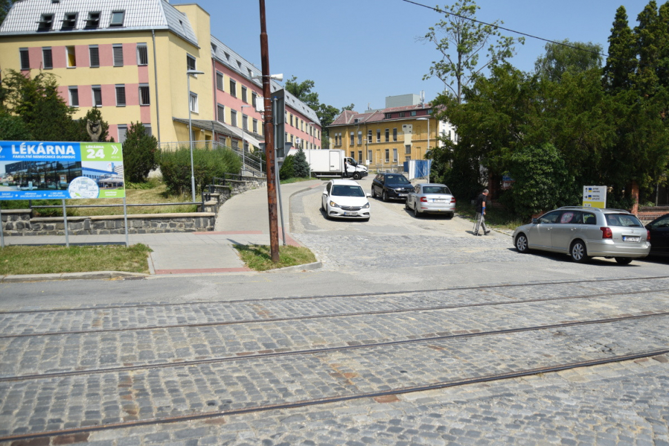 Ulice Za Nemocnicí v areálu FN Olomouc je průjezdná