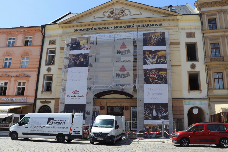 Budovu divadla znovu ozdobí dřevěné kastláky