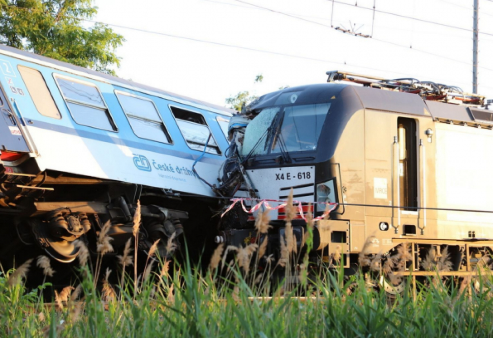 Kriminalisté chtějí kvůli srážce vlaků poslat strojvůdce k soudu