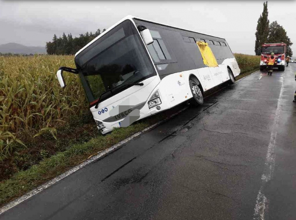 Na Šumpersku havaroval autobus, vezl děti