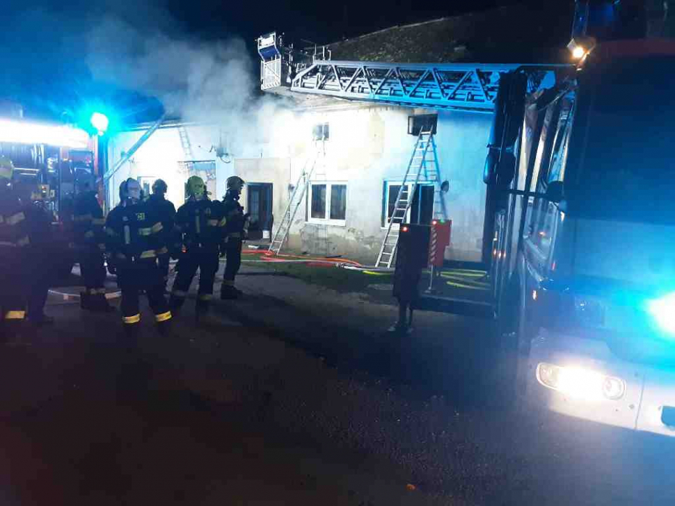Požár střechy rodinného domu v Oplocanech
