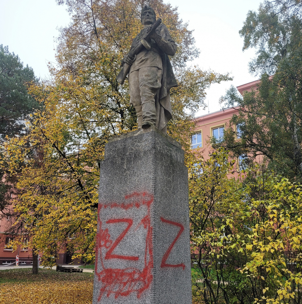 Město Přerov podalo trestní oznámení na neznámého pachatele, který posprejoval sochu Rudoarmějce