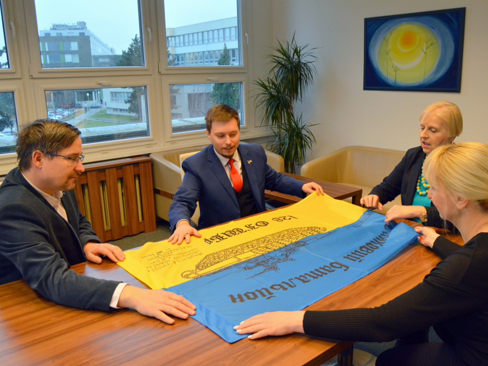 Právnická fakulta převzala poděkování za pomoc Ukrajině