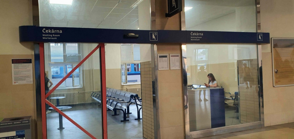 V čekárně hlavního nádraží se porvaly ženy, následovala i loupež