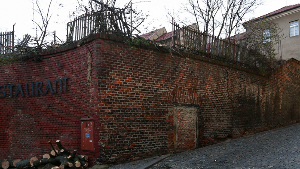 Město opraví hradební zeď v Pekární ulici