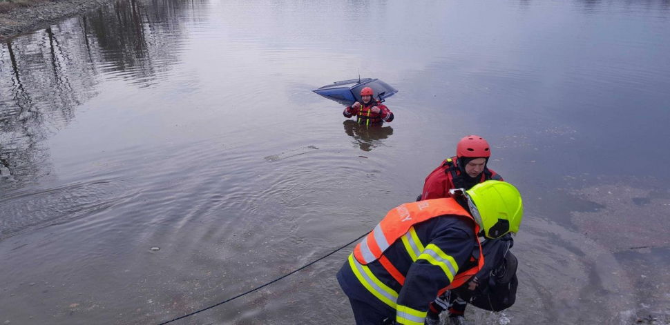 Do mrazivé vody spadlo havarované auto, posádka se zachránila