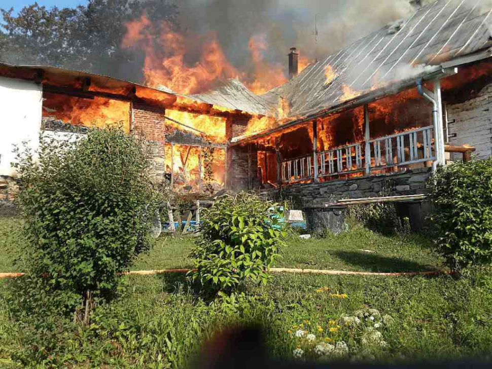 Velký požár a exploze zcela zničily historickou chalupu na horách
