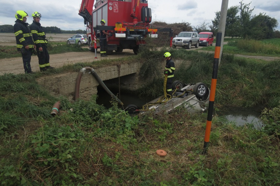 Svěřil vůz holce bez řidičáku, oba draze zaplatili