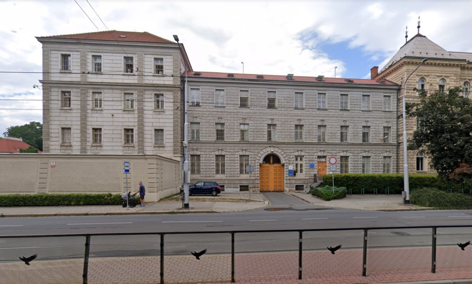 Policie hledá uprchlého vězně. Utekl vězeňské stráži v Olomouci