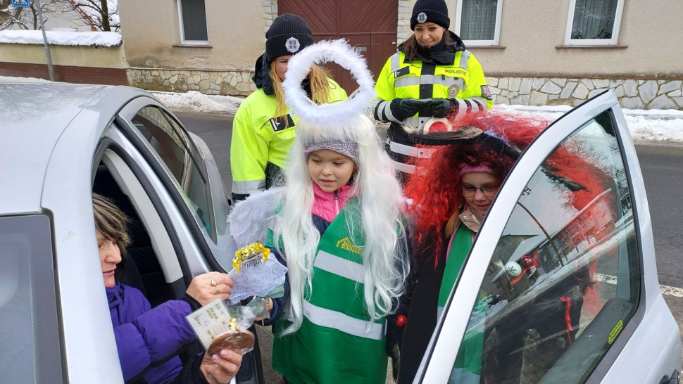 Děti dohlížely na dodržování pravidel na silnicích s policisty
