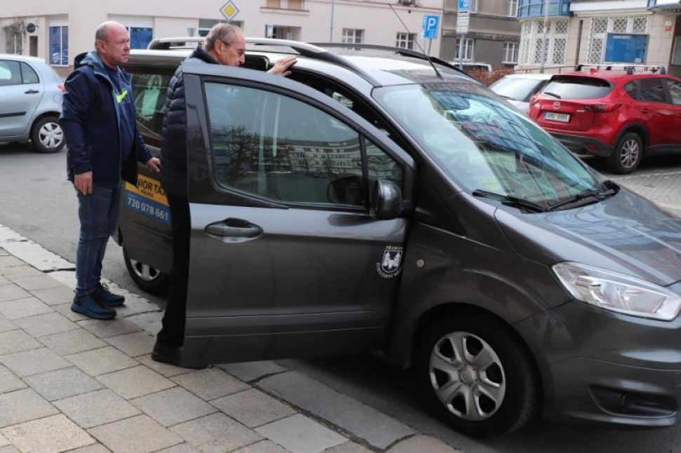 Senior taxi: Na úřady se dostanou penzisté za pár korun. Kromě Olomouce