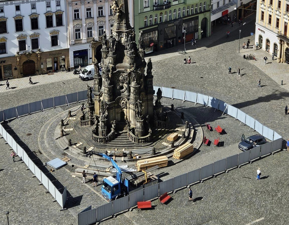 Sloup Nejsvětější Trojice čeká za plotem na stavbu lešení