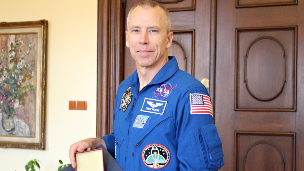 Astronaut Feustel na UP: medaile, besedy a plyšový kosmonaut