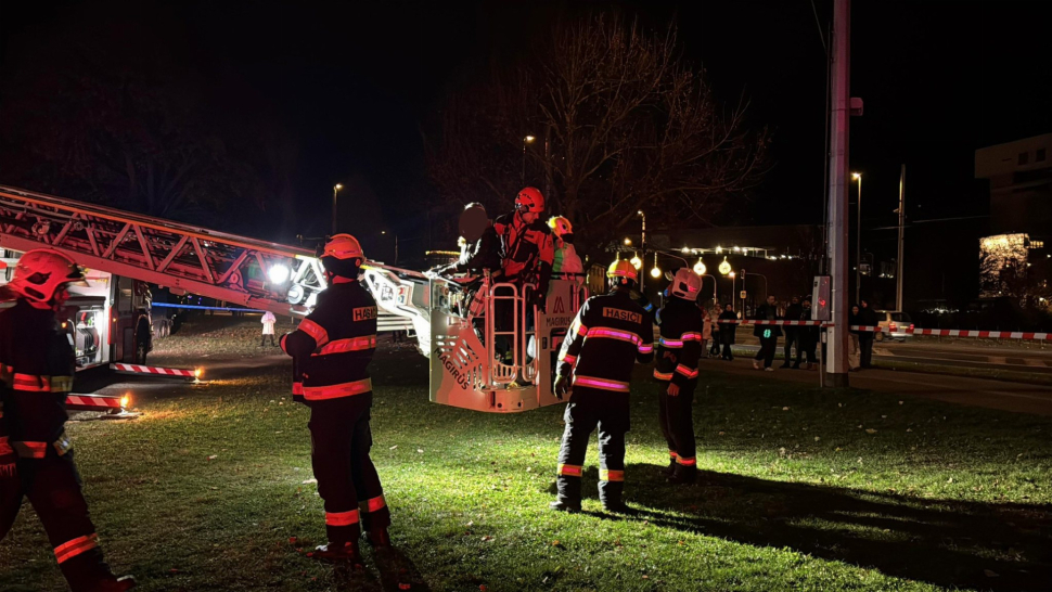 Vyhlídkové kolo se zastavilo i s lidmi v kabinkách