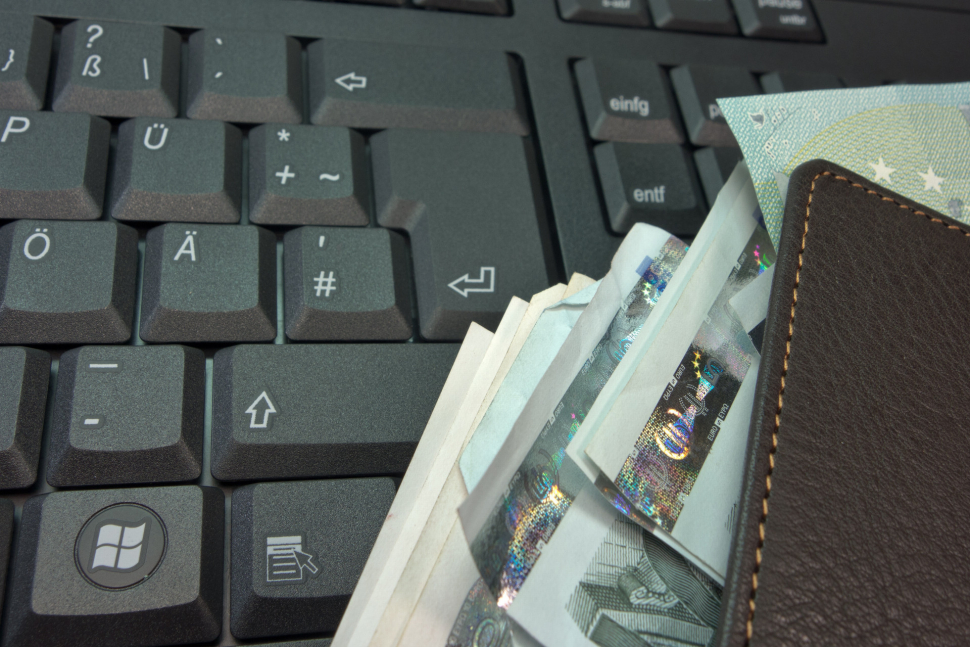 Bankovní úřednice zachránila ženě statisíce korun