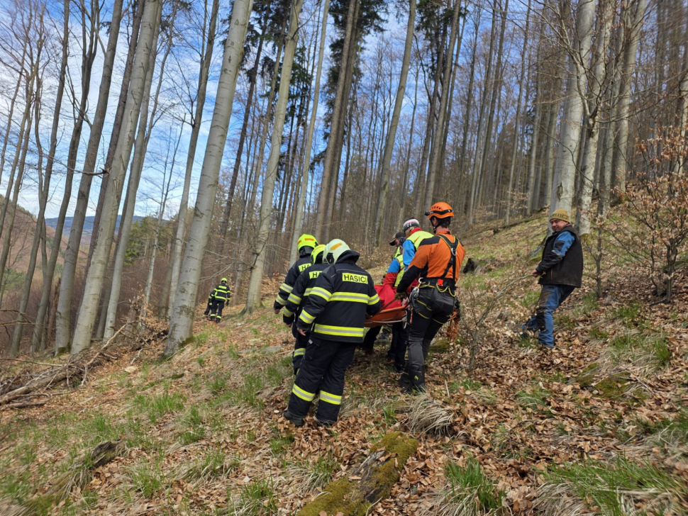 Ke zraněnému lesnímu dělníkovi se lékař musel slanit z vrtulníku