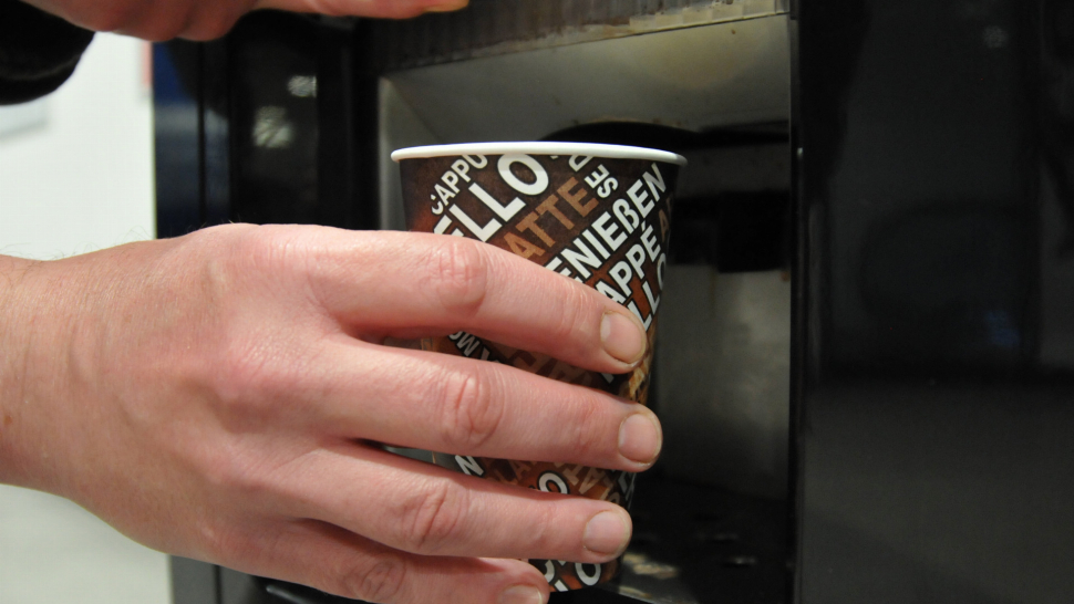 Kontroly SZPI: Káva z automatu neviděla kávu ani z vlaku