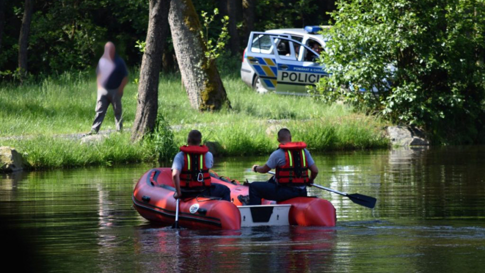 Strážníci zachránili sebevraha v řece Moravě