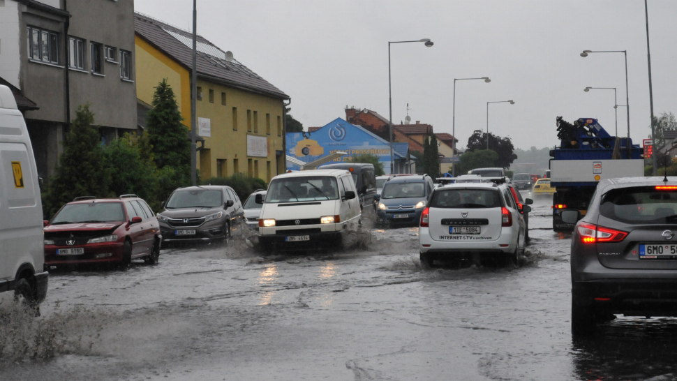 Voda zatopila silnici na Dolní Novosadské, hrozí povodně?