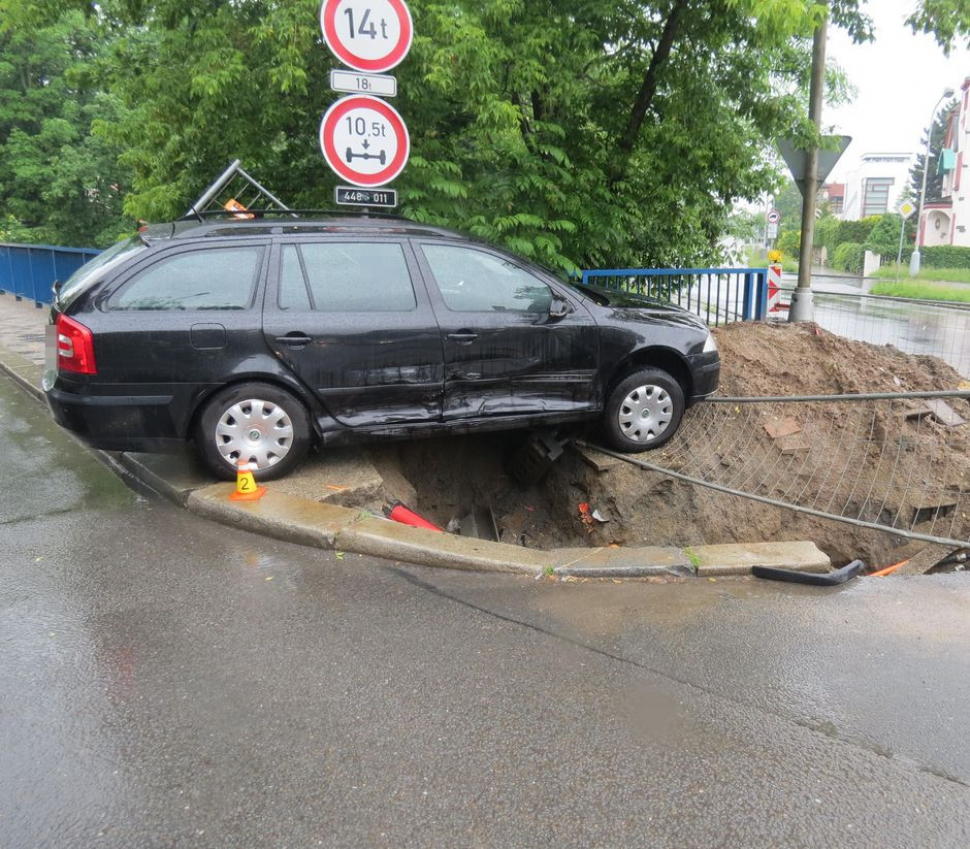 V Dobrovského ulici skončilo auto na výkopu