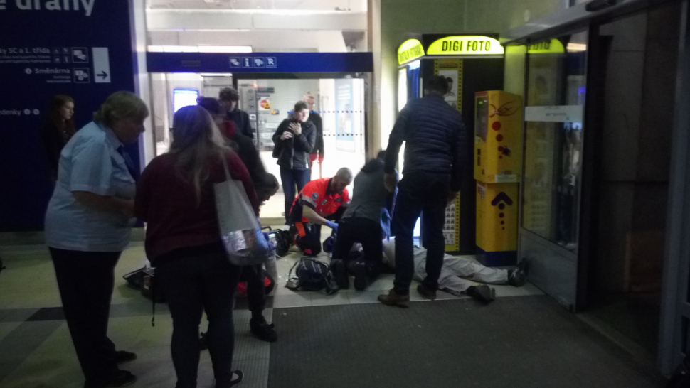 Napadení muže na nádraží: Cestující šli ihned resuscituovat!