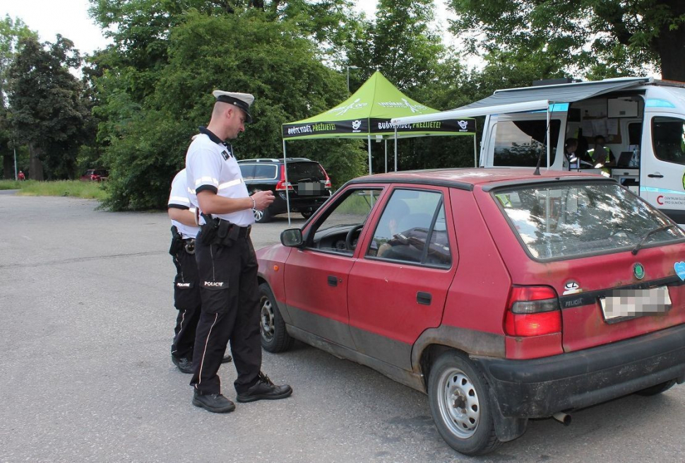 Policisté kontrolovali technický stav aut