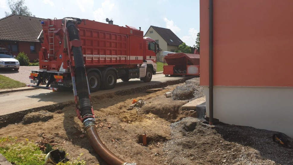 S následky povodně v Čechách pod Kosířem pomáhá sací bagr