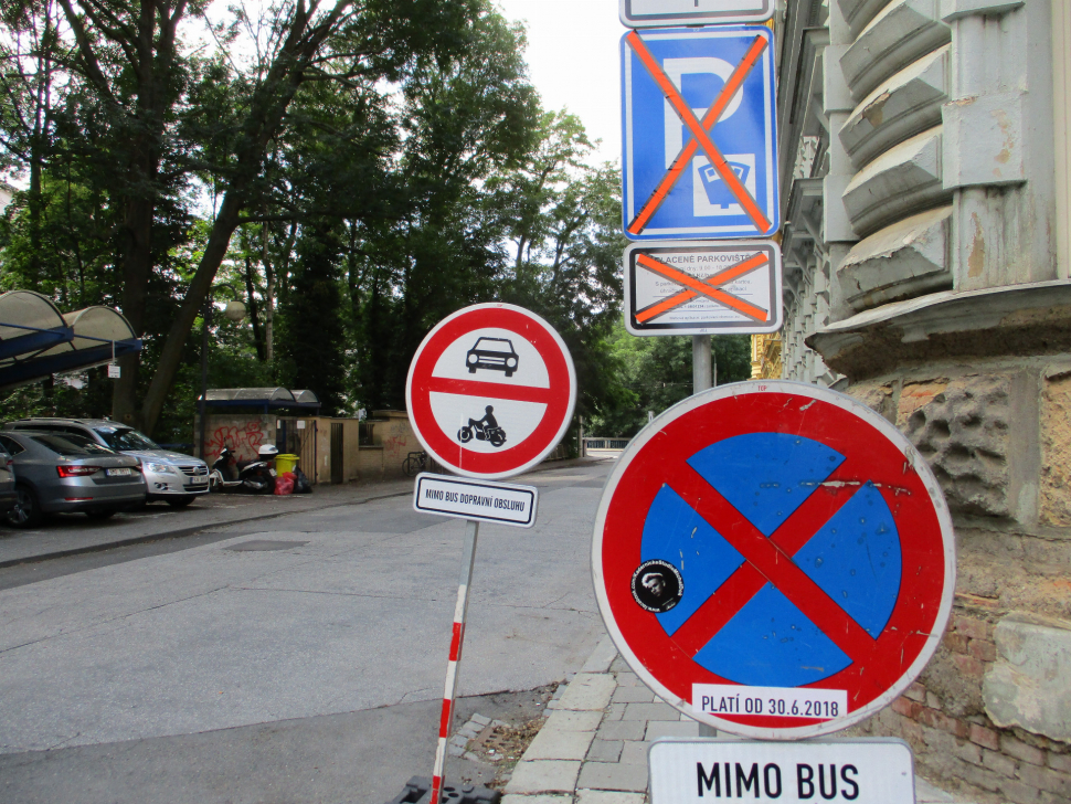 Dopravní kolaps u Paláce: Přibyla zákazová značka