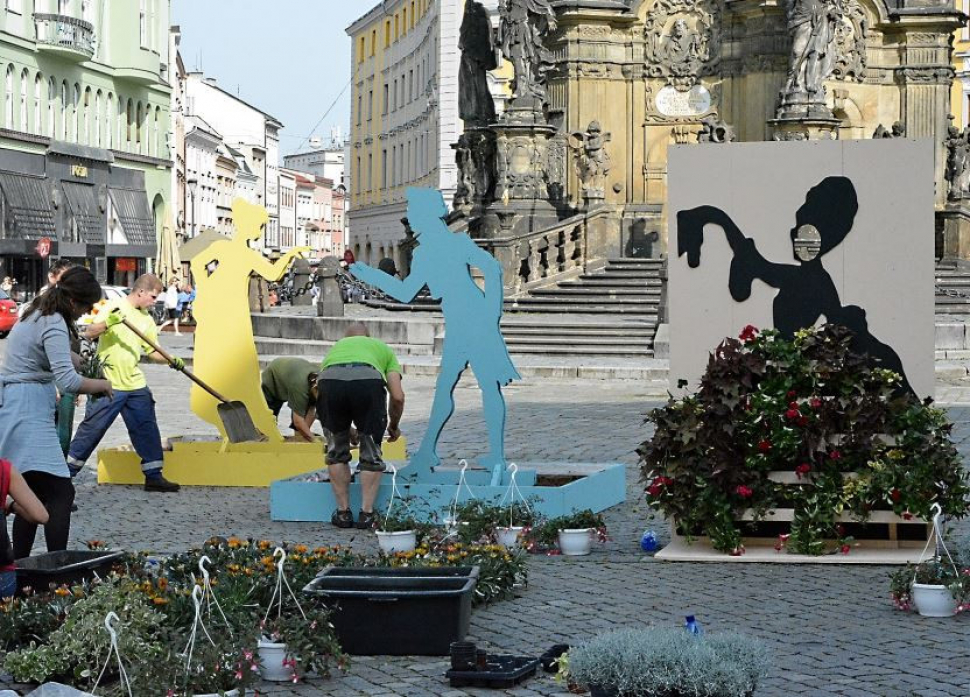 Tanečníci z barokního bálu začínají oživovat Horní náměstí